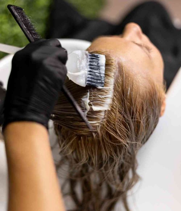 mujer-lavando-su-cabello-salon-belleza-compressed